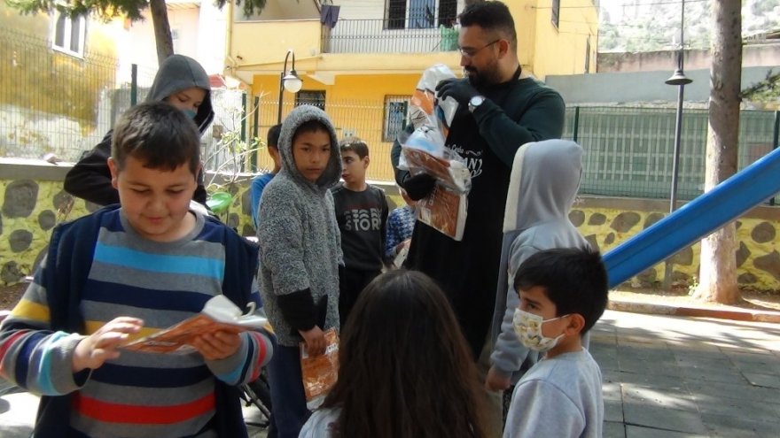 Yasaklar sonrası parka koşan çocukların sucuk ekmek keyfi