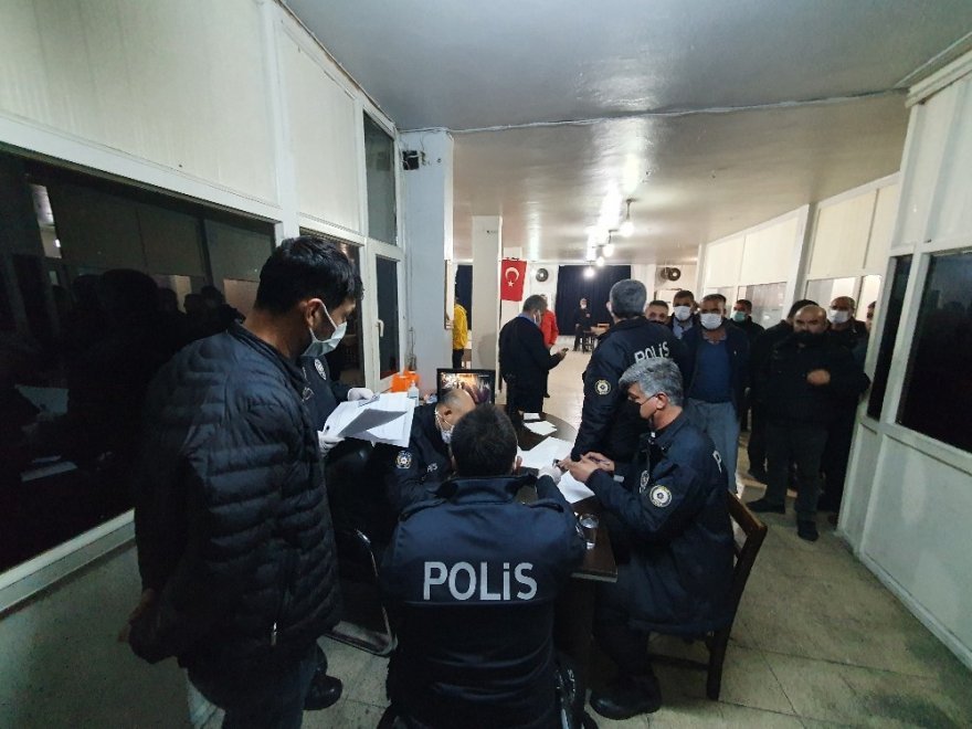 Adana’da kahvehaneye baskın: 37 kişiye sokağa çıkma yasağından ceza kesildi