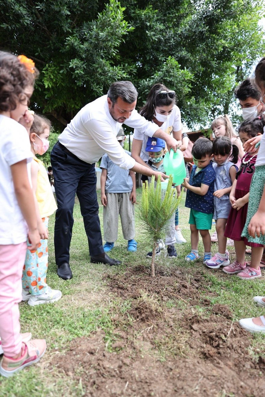 Başkan Kocaispir, çocuklarla fidan dikti