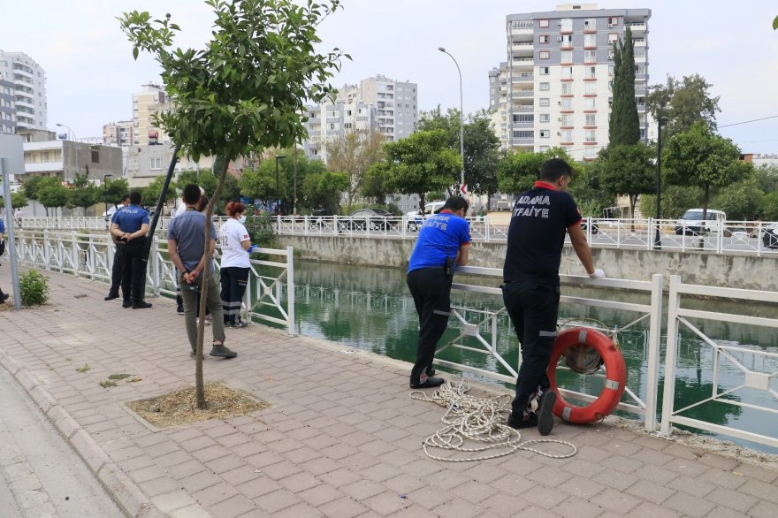 Boğulan gencin cesedinin çıkarılmasını cep telefonlarıyla görüntülediler