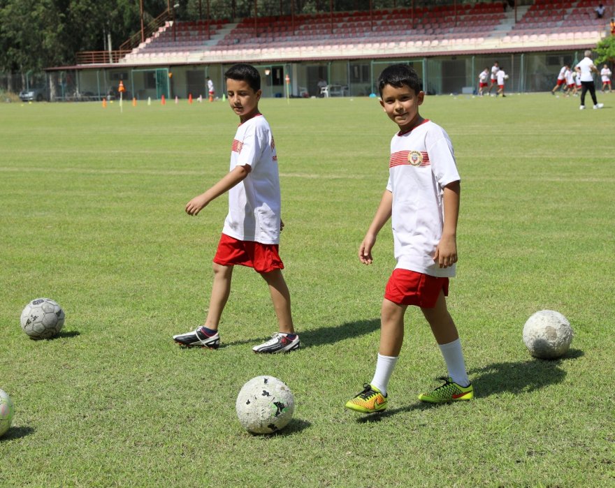 Çocuklar futbolu eğlenerek öğreniyor