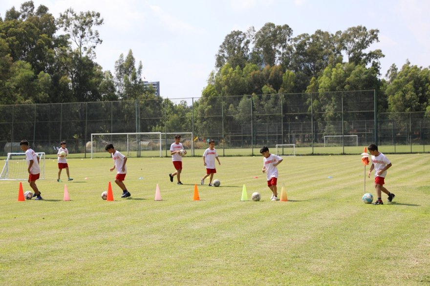 Çocuklar futbolu eğlenerek öğreniyor