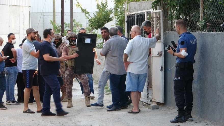 Adana’da dehşet: Uyuşturucu krizine girdi annesi, ablası ve 4 yeğenini rehin aldı