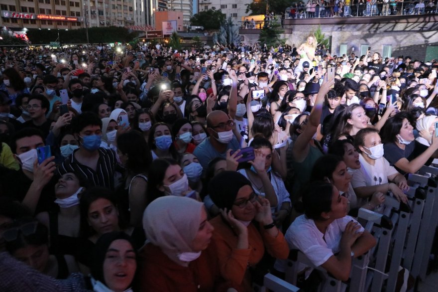 Adanalılar Pinhani konserine akın etti