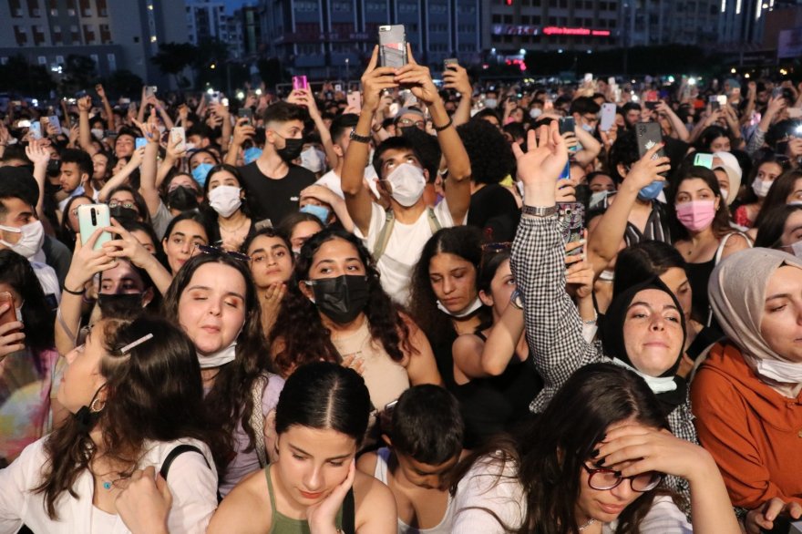 Adanalılar Pinhani konserine akın etti