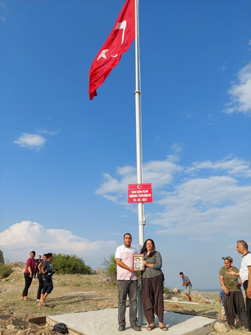 Köyün gençleri şehidin anısına en yüksek tepeye al bayrak dikti