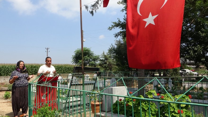 Köyün gençleri şehidin anısına en yüksek tepeye al bayrak dikti