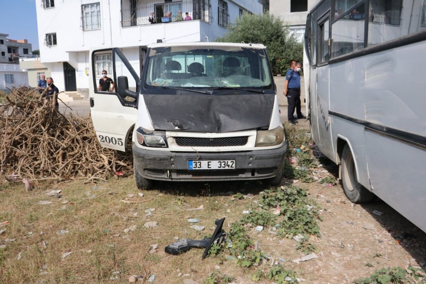 Adana’da kavgayı ayırmaya giden polise kamyonet çarptı