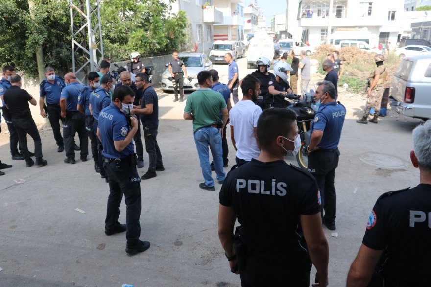 Adana’da kavgayı ayırmaya giden polise kamyonet çarptı