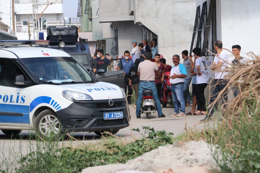 Adana’da kavgayı ayırmaya giden polise kamyonet çarptı