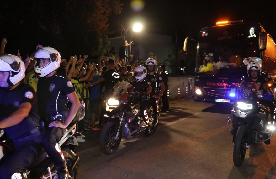 Galatasaray forması giyip Fenerbahçe takımını karşılamasına geldiler