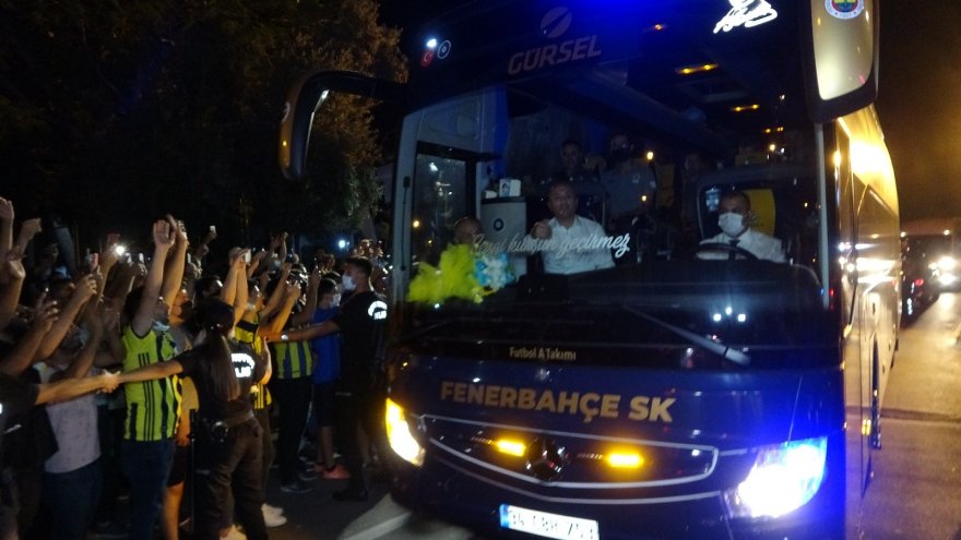 Galatasaray forması giyip Fenerbahçe takımını karşılamasına geldiler