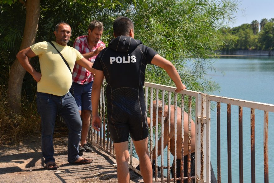 Nehirde yüzen yaşlı adam polisi alarma geçirdi