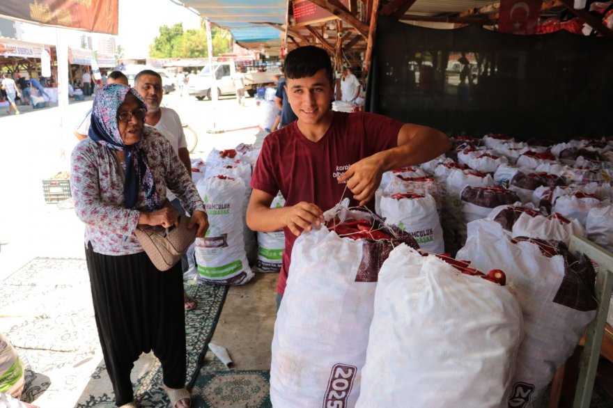 Salça sezonunun başladığı Adana’da damlar kırmızıya boyanıyor