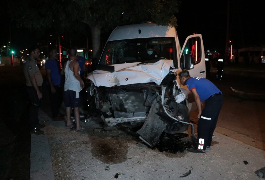 Otomobil ve minibüs kavşakta çarpıştı: 1 ölü, 3 yaralı