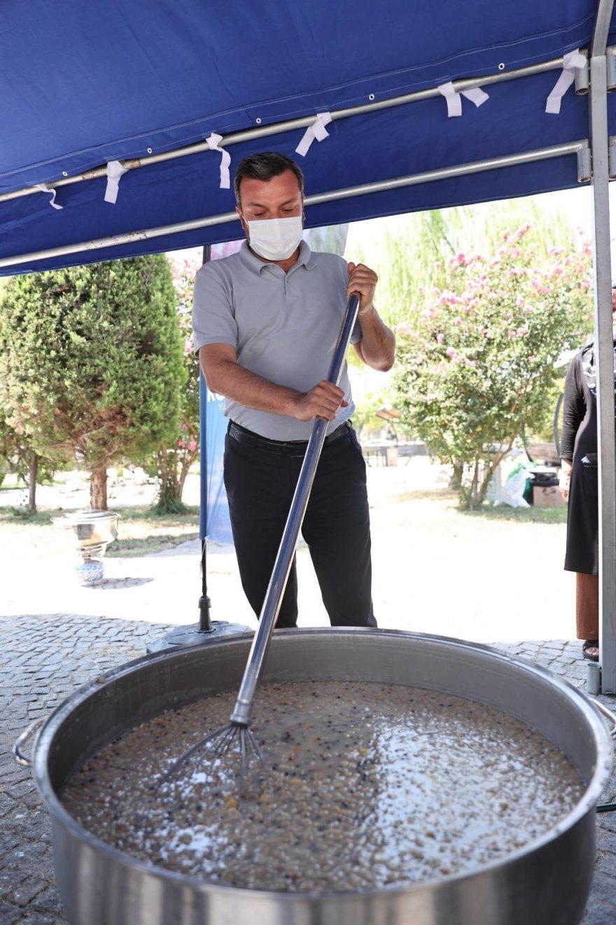 Başkan Kocaispir, vatandaş ve personele aşure dağıttı