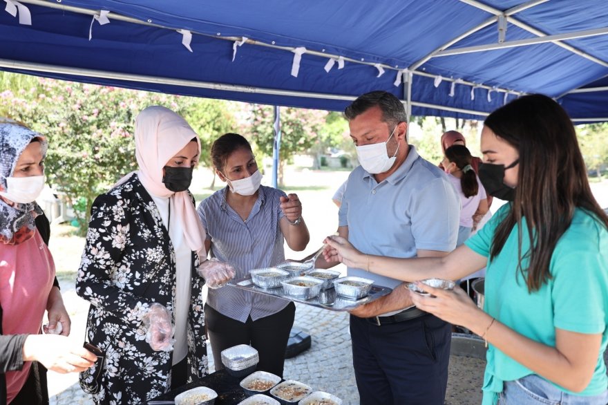 Başkan Kocaispir, vatandaş ve personele aşure dağıttı