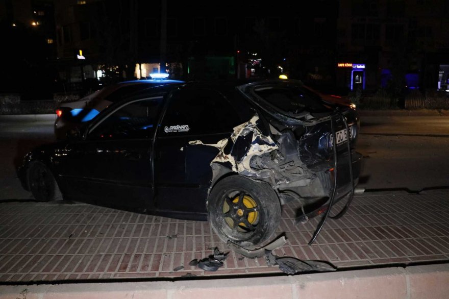 Adana’da trafik kazası yaptıktan sonra karşı tarafın sürücüsünü bıçakladılar