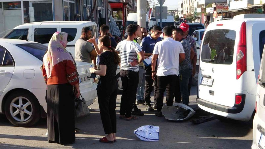 Adana’da iki hafif ticari araç kafa kafaya çarpıştı: 13 yaralı