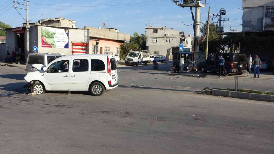 Adana’da iki hafif ticari araç kafa kafaya çarpıştı: 13 yaralı