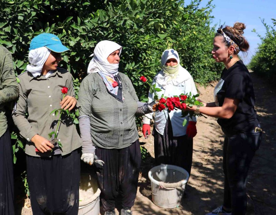 Dünya Kadın Çiftçiler Günü’nde tarlada çalışırken gül alınca şaşırdılar