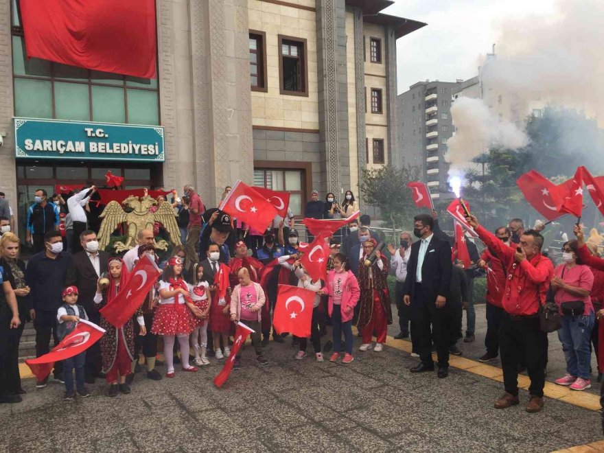 Polisten engelli çocuklara kortejli bayram kutlaması