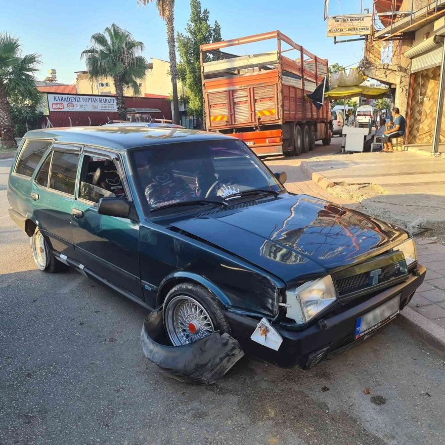 Çaldıkları otomobille kaza yapınca parçalarını söküp aldılar