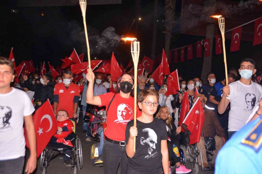 Adana’da 29 Ekim Cumhuriyet Bayramı, meşaleli yürüyüş ve Gülşen konseriyle kutlandı