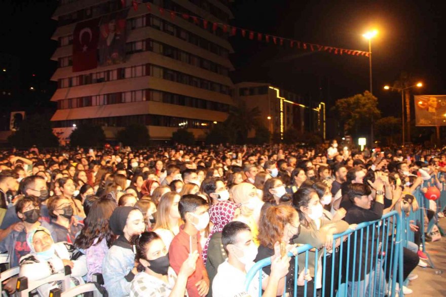 Adana’da 29 Ekim Cumhuriyet Bayramı, meşaleli yürüyüş ve Gülşen konseriyle kutlandı