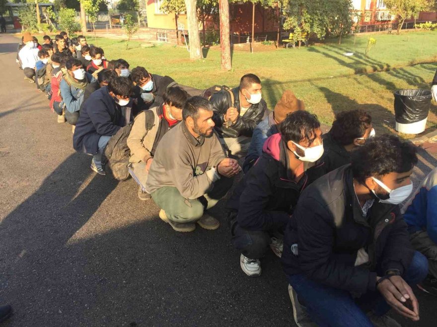 Havalimanına giren kaçak göçmenler sınır dışı edildi