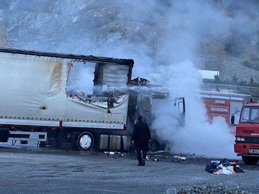 Adana’da seyir halindeki tır alev alev yandı