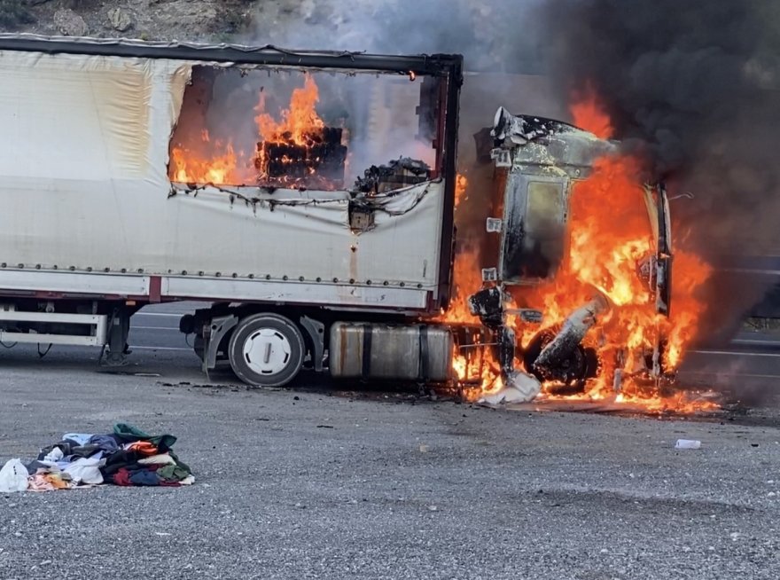 Adana’da seyir halindeki tır alev alev yandı