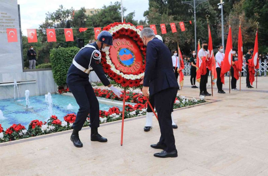 Adana’da Atatürk’ü anma töreni