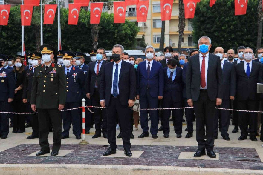 Adana’da Atatürk’ü anma töreni