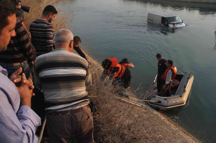 Sulama kanalına düşen kamyonette mahsur kalan karı-koca kurtarıldı