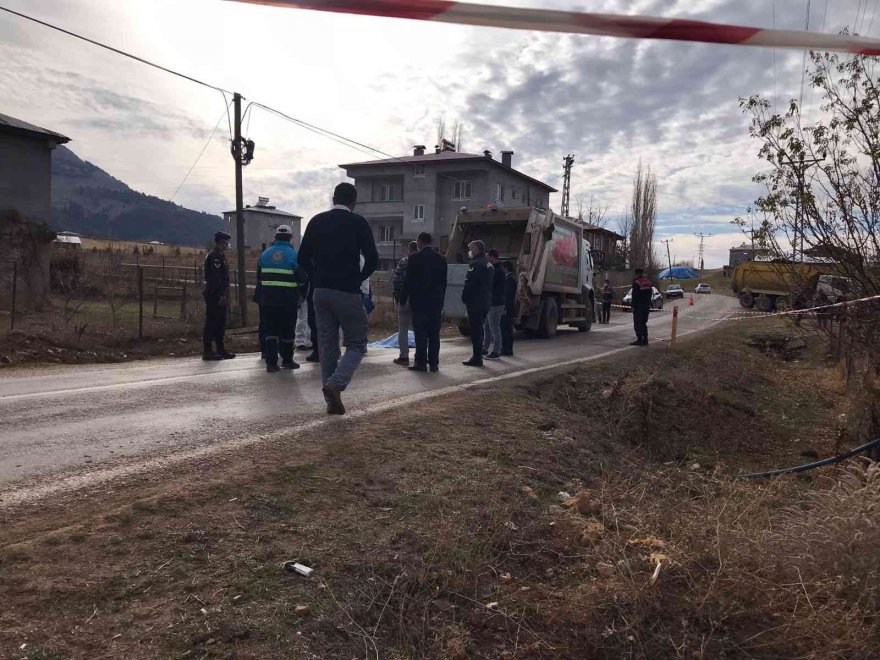 Çöp kamyonunun altında kalan temizlik işçisi hayatını kaybetti