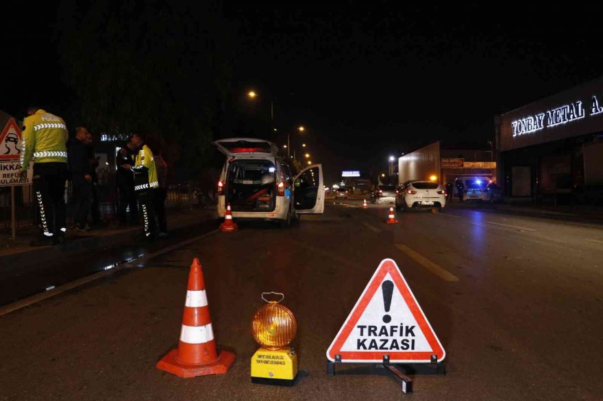 Adana’da aydınlatma direğine çarpan kamyonet devrildi: 1 ölü, 2 yaralı