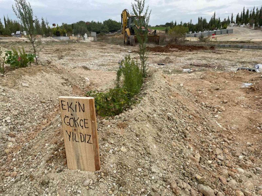 Cinayete kurban giden kızının saçıyla avunuyor