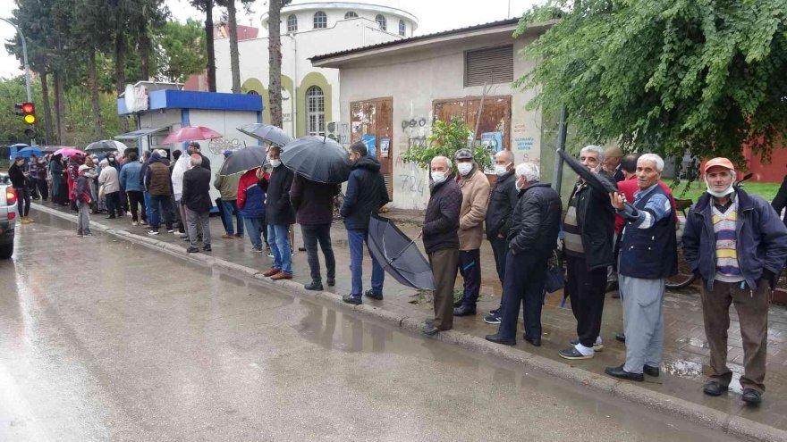 Adana’da 1 liralık ekmek kuyruğu