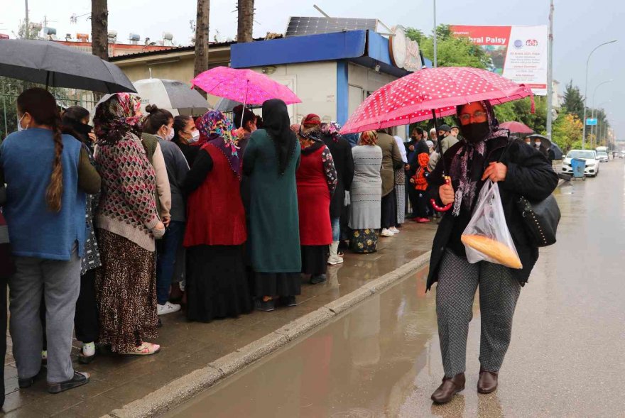 Adana’da 1 liralık ekmek kuyruğu