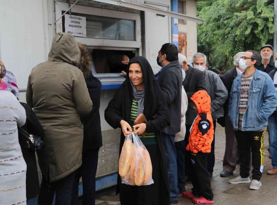 Adana’da 1 liralık ekmek kuyruğu