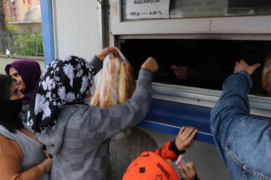 Adana’da 1 liralık ekmek kuyruğu