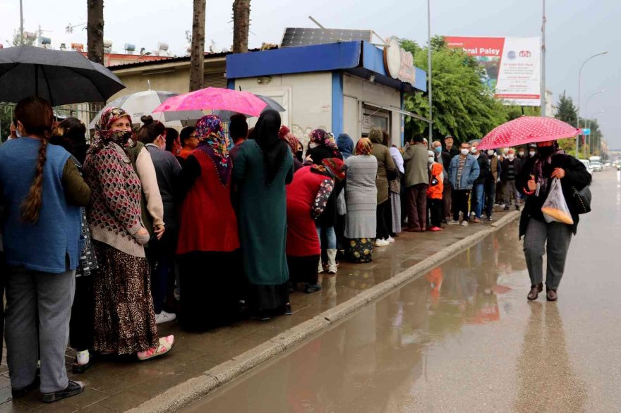 Adana’da 1 liralık ekmek kuyruğu