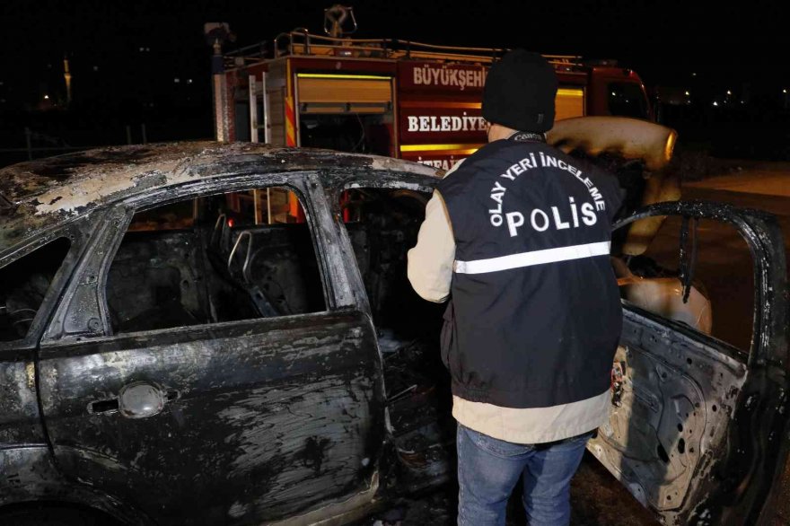 Otomobilinin üzerinde haciz olduğu için ateşe verip yaktı