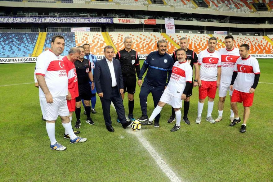 Adanaspor ve Adana Demirspor’un eski futbolcuları ’Şöhretler Karması’ maçında karşılaştı