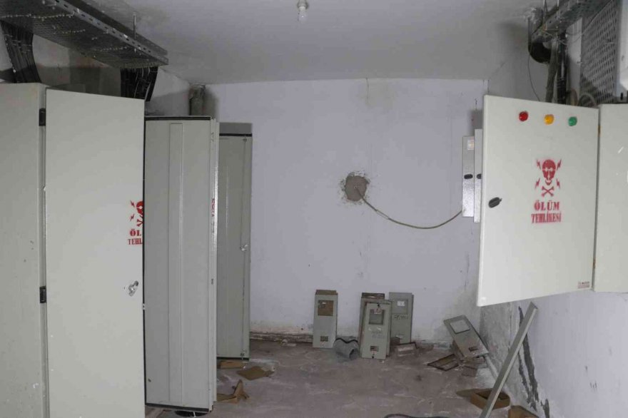 Hırsız panodan elektrik kablolarını çaldı, apartman elektriksiz kaldı