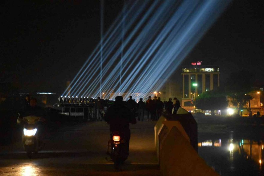 Adana’nın düşman işgalinden kurtuluşunun 100. yılında Taş Köprü'de lazer gösterisi