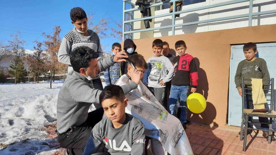 Öğrencileri sosyal bilgiler öğretmeni tıraş ediyor