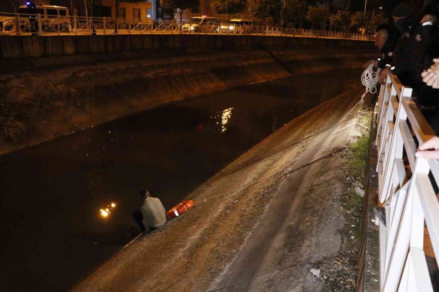 Bekçilerden kaçtı, kanala girdi, etrafı çevrilince bıçak çıkarıp direndi