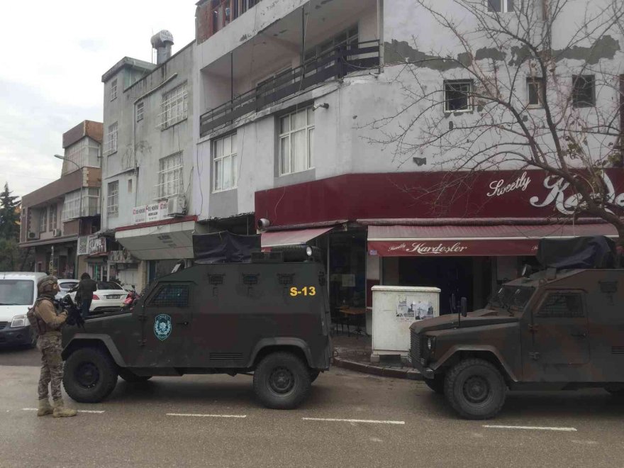 Anne kızın katilinin bulunması için özel harekat polisiyle baskın